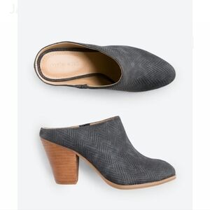 VIOLET & RED Jax Metallic Mule Heel